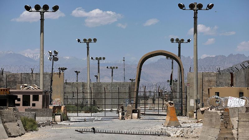Entrada a la base de Bagram, en Afganistán, abandonada por las tropas estadounidenses en junio de 2021.