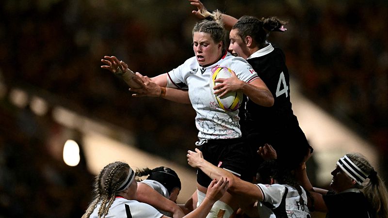 La jugadora de la selección canadiense de rugby Sophie de Goede, en un lance de la semifinal del Mundial ante Nueva Zelanda
