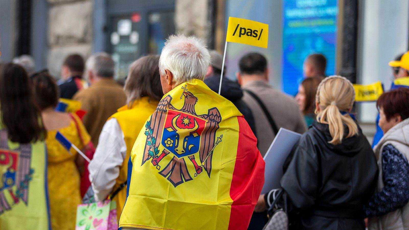 Votantes en Moldavia
