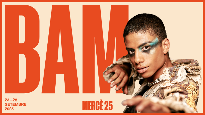 Un cartel publicitario anuncia un evento con la palabra "BAM" en primer plano, junto a un joven maquillado y con una chaqueta adornada. Se indican fechas y la palabra "MERCE".