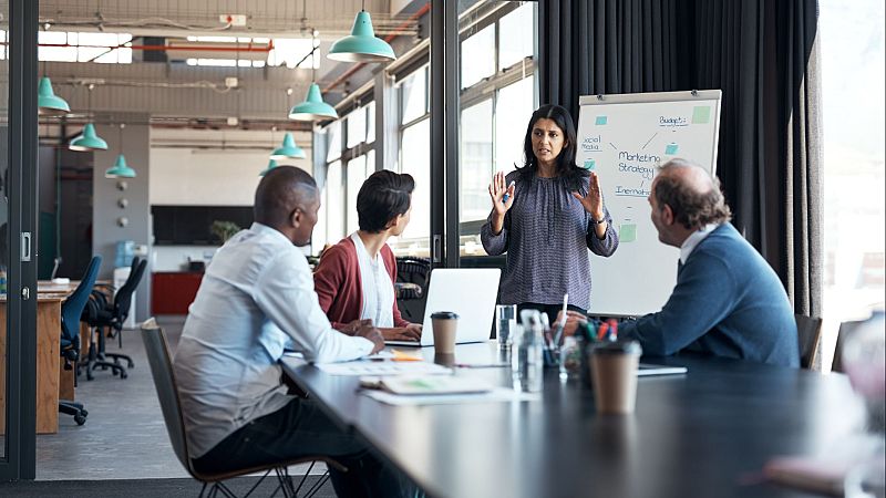 El 82% de mujeres ha tenido que renunciar a actividades personales o profesionales, según un estudio de Esade
