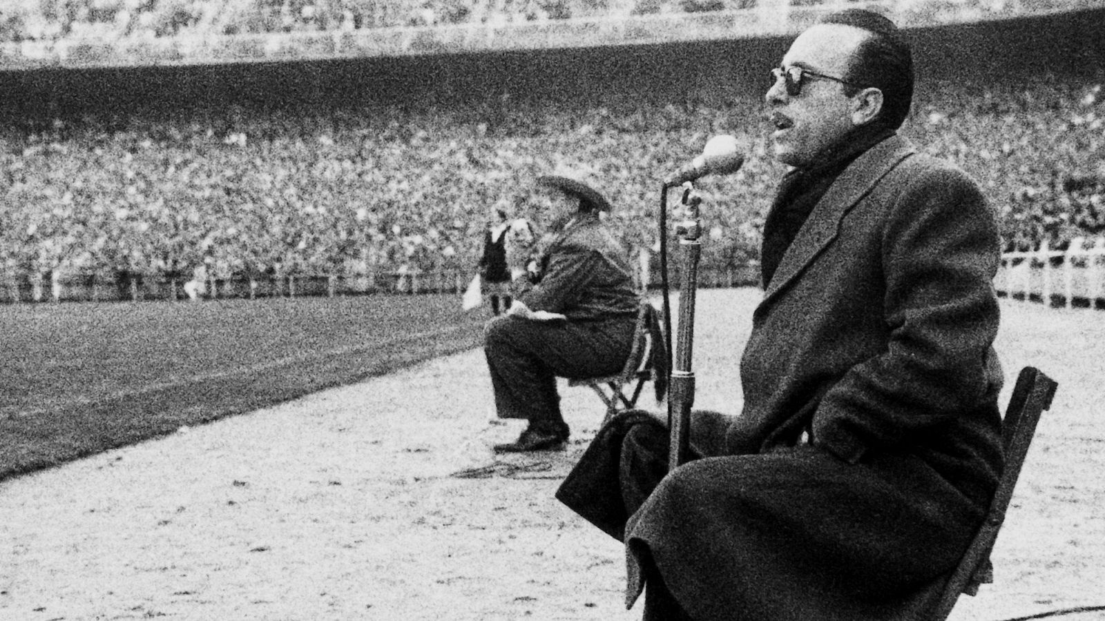 Matías Prats Cañete narrando un partido de fútbol en RTVE.