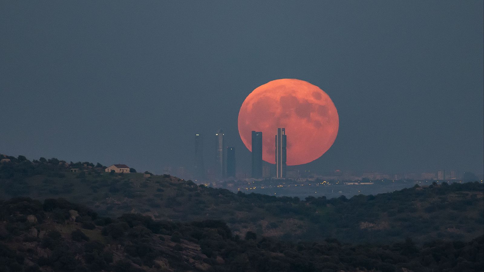 Superluna llena octubre 2025.