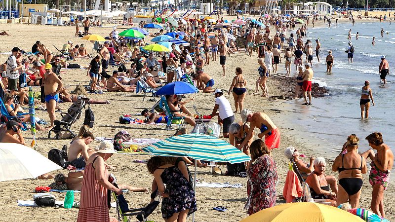 Vista de la playa del Postiguet de Alicante, donde luce el sol y se alcanzan temperaturas cercanas a los 30 grados