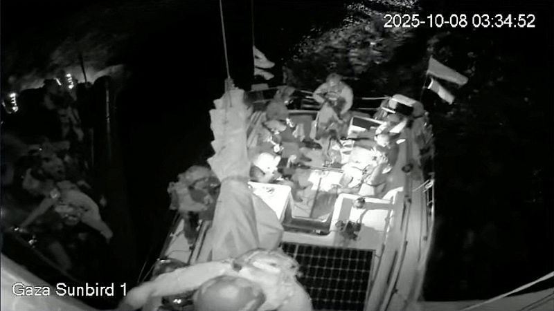 Una captura de pantalla en directo muestra a las fuerzas de seguridad israelíes interceptando la embarcación "Gaza Sunbird"