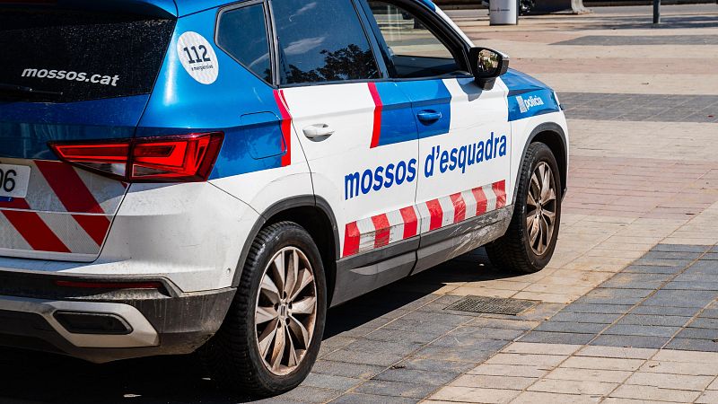 Un vehículo de los mossos