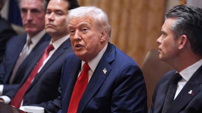 El presidente Donald Trump habla durante una reunión del gabinete en la Casa Blanca