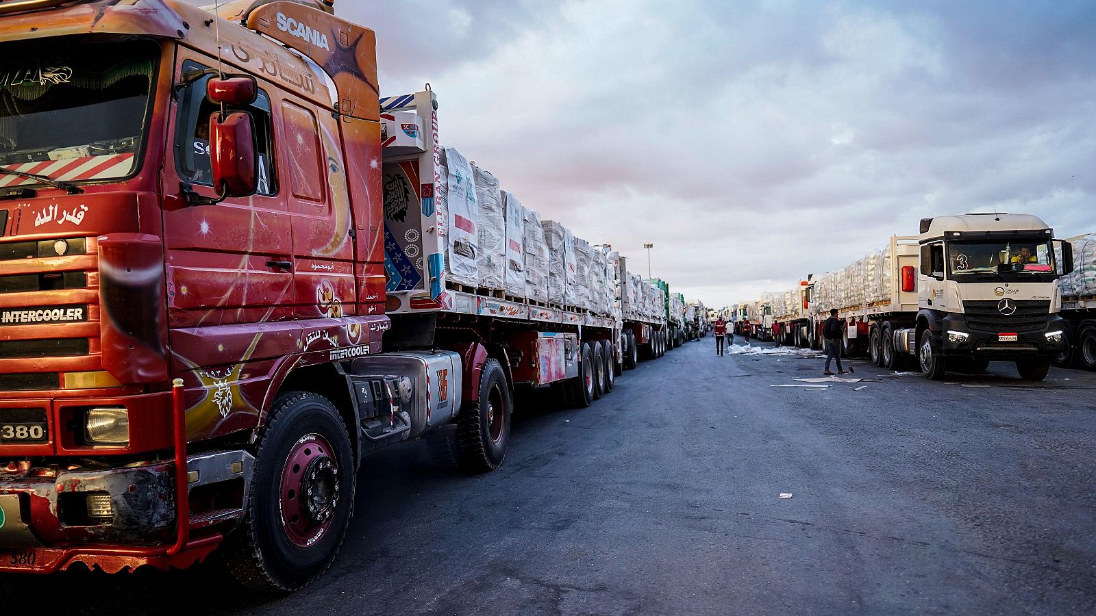 Comienzan a entrar a Gaza los camiones con ayuda humanitaria desde Egipto Comienzan a entrar a Gaza los camiones con ayuda humanitaria desde Egipto