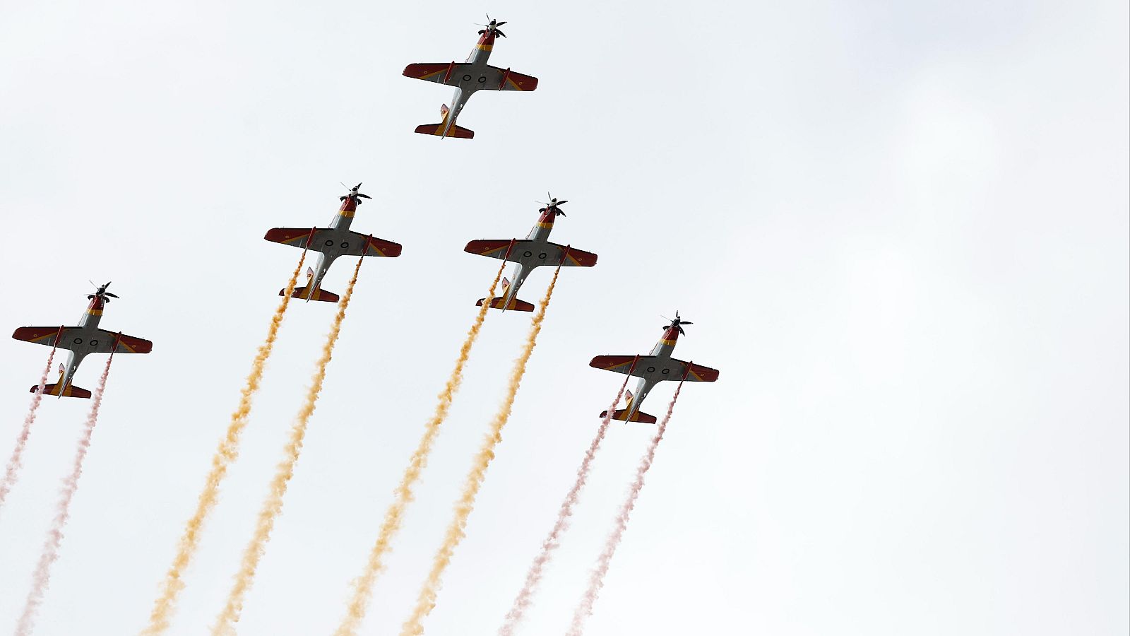 Vista de la formación Mirlo, compuesta por cinco Pilatus PC-21 de la Academia General del Aire y del Espacio