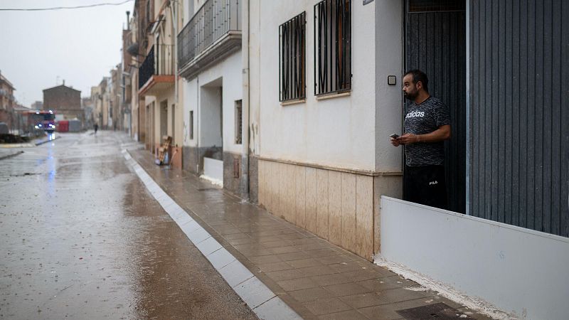 Un vecino durante las lluvias, a 13 de octubre de 2025, en Santa Bárbara, Tarragona