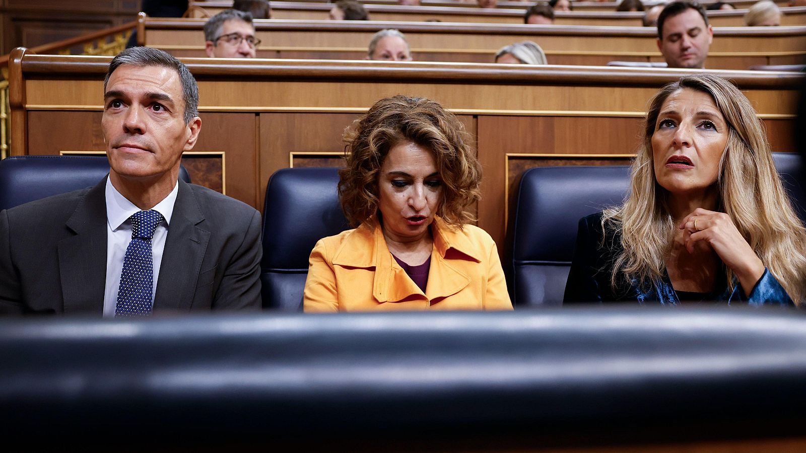El presidente del Gobierno, Pedro Sánchez junto a la vicepresidenta primera y ministra de Hacienda, María Jesús Montero y la vicepresidenta segunda, Yolanda Díaz en la sesión del control al ejecutivo celebrada este miércoles
