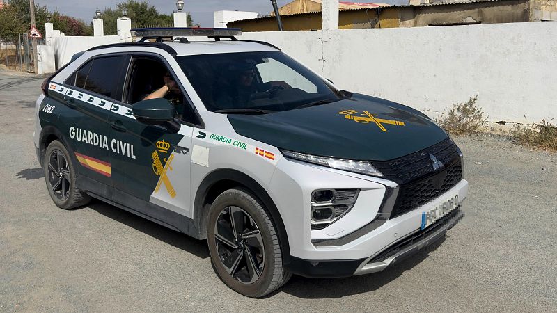 Un coche patrulla de la Guardia Civil en una zona rural.