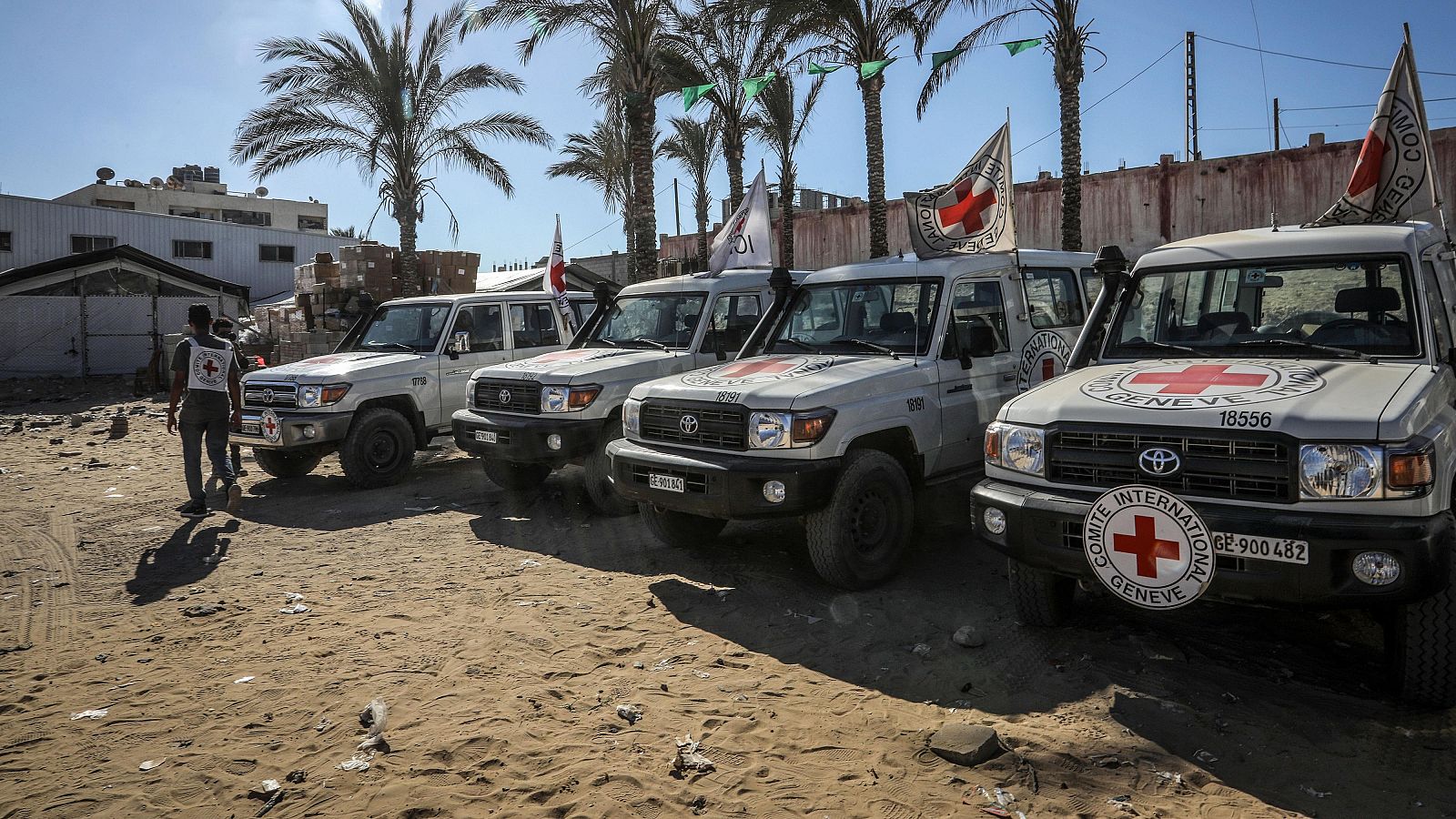Vehículos del Comité Internacional de la Cruz Roja permanecen estacionados