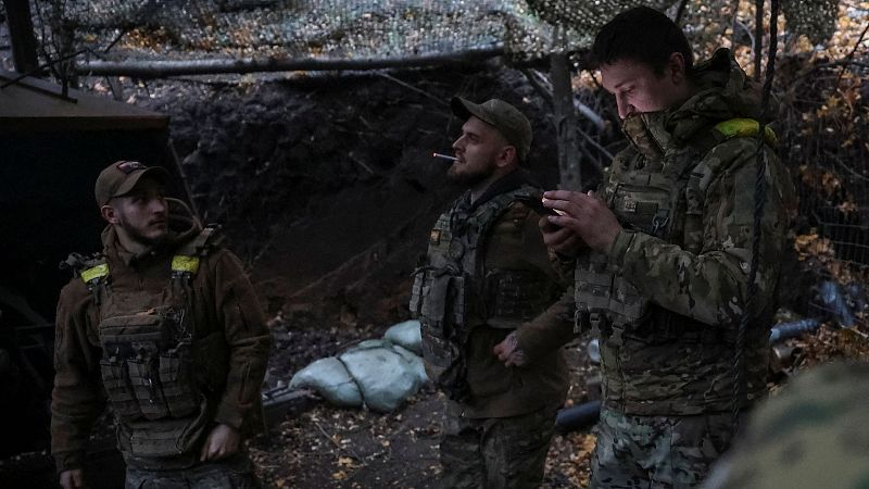 Artilleros ucranianos de la 15ª Brigada 'Kara-Dag' en una trinchera cerca de la ciudad de Kupiansk