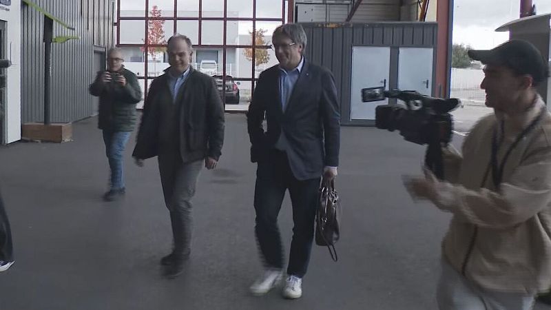 Jordi Turull i Carles Puigdemont arriben a les instal·lacions on Junts ha reunit aquest diumenge el nucli dur del partit