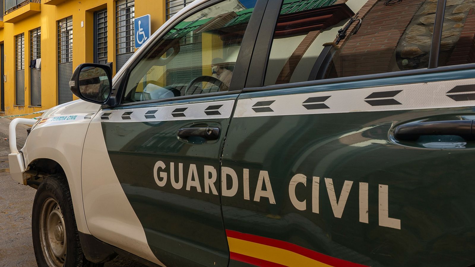Una mujer es asesinada en Moguer (Huelva) y su expareja es detenida. Una mujer es asesinada en Moguer (Huelva) y su expareja es detenida.