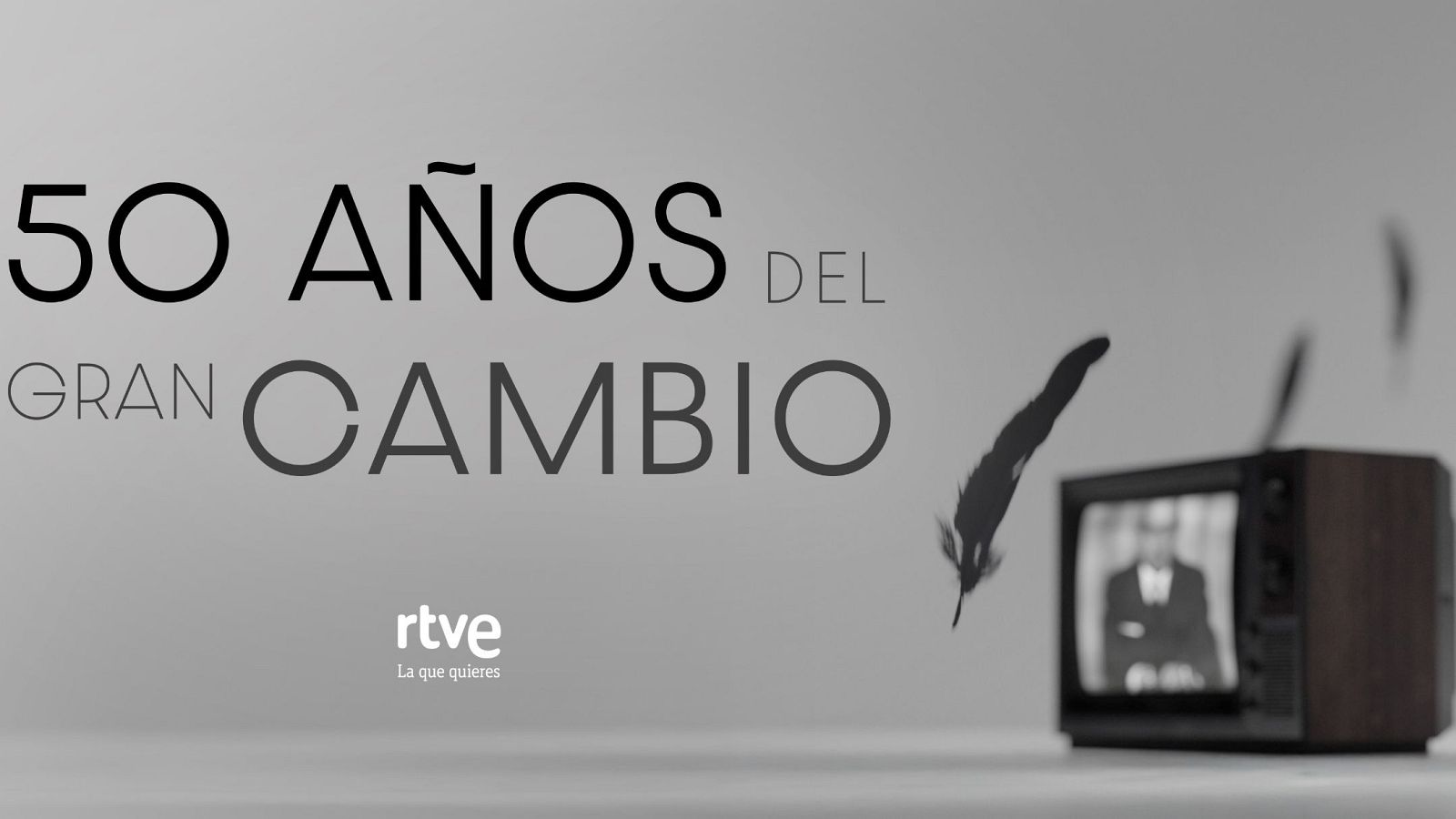 Cartel publicitario del programa "50 años del gran cambio", con el título en letras grises y una televisión antigua en blanco y negro que muestra a una persona con traje, con una pluma negra flotando.