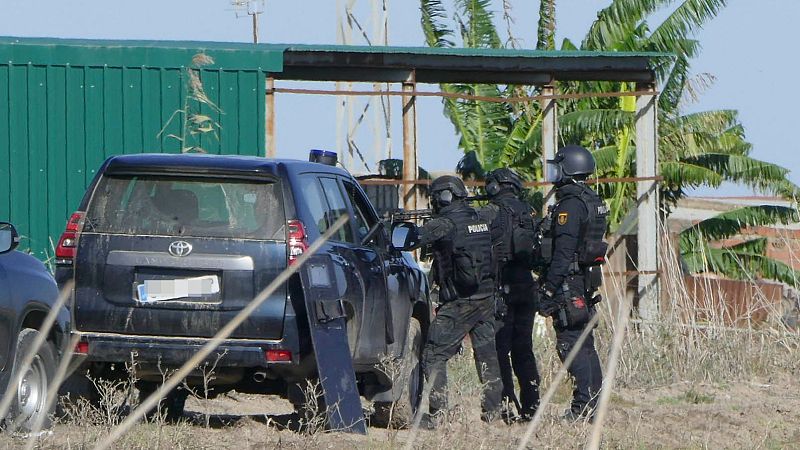 Agentes de policía desplegados frente a la nave en Isla Mayor