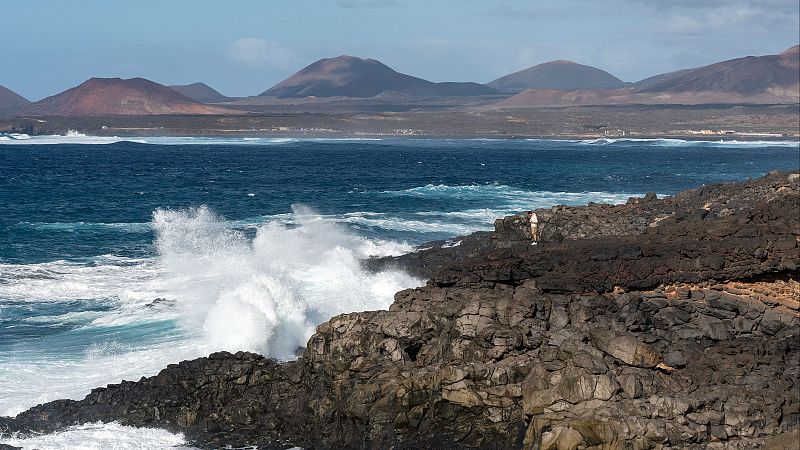 Un joven observa las olas en Los Charcones, en Yaiza (Lanzarote)