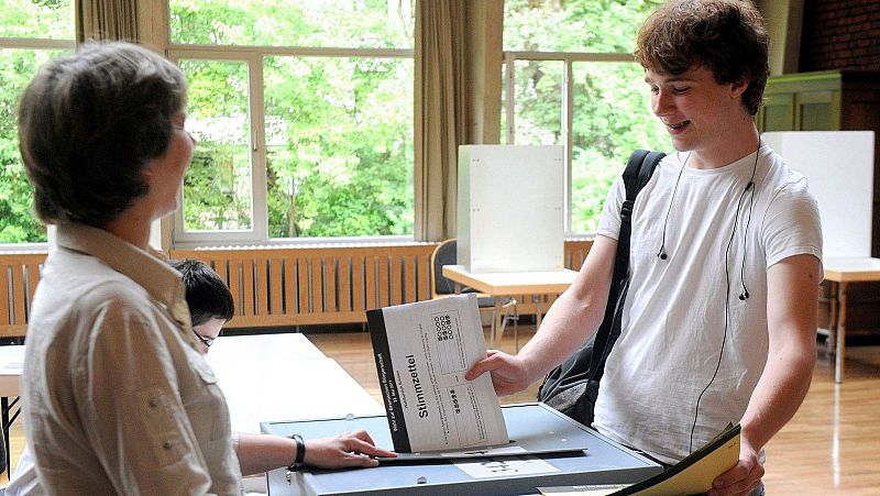 Un jove de 16 anys vota en unes eleccions a Bremen, Alemanya, en una imatge d'arxiu EFE/Ingo Wagner