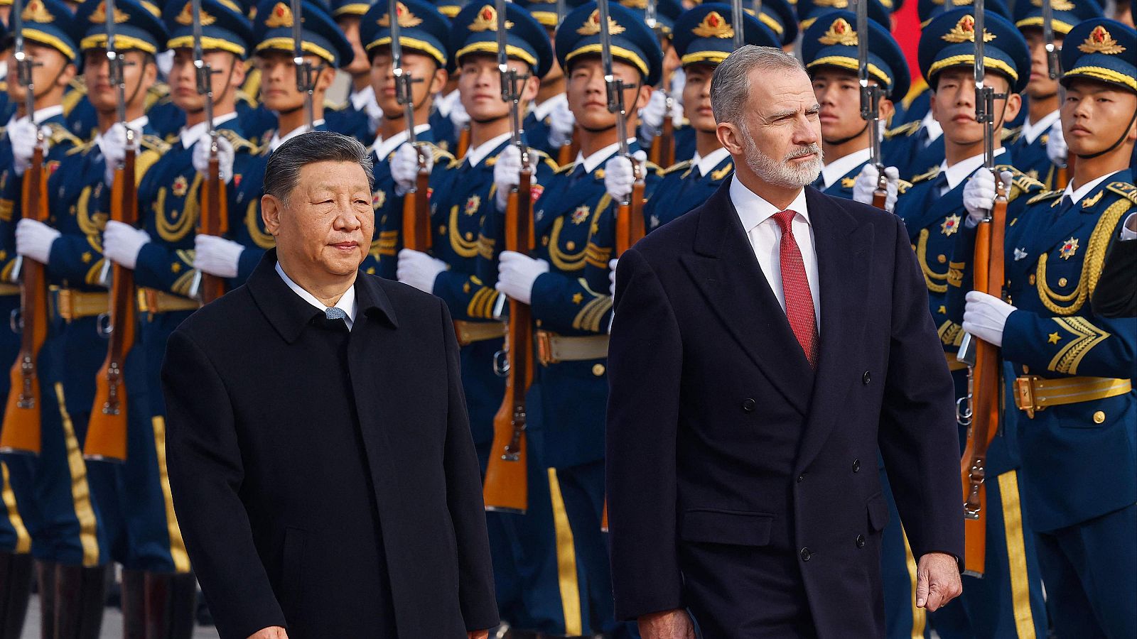 Xi Jinping y Felipe VI pasan revista a la guardia de honor durante la ceremonia de bienvenida en el Gran Salón del Pueblo de Pekín