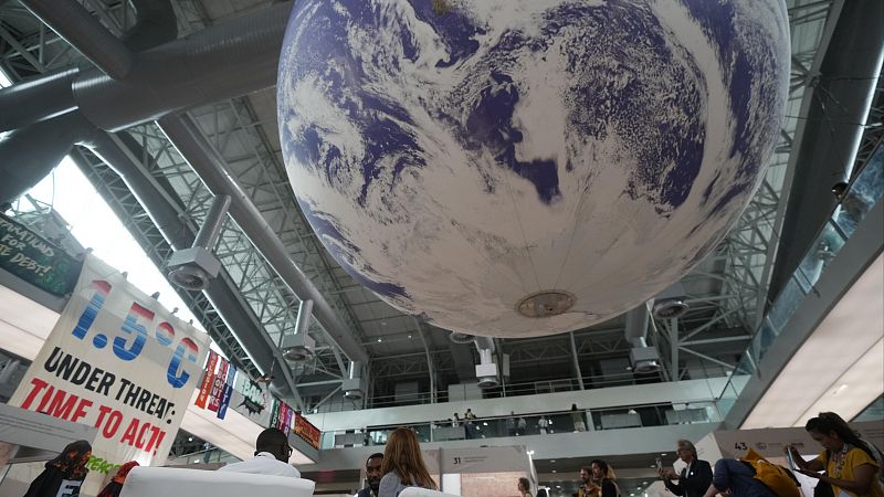 Activistas despliegan una pancarta en la cumbre del clima COP30 en Belém