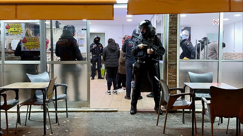 Un dels bars del barri de la Mina de Sant Adrià de Besòs on han intervingut els Mossos d'Esquadra | ACN