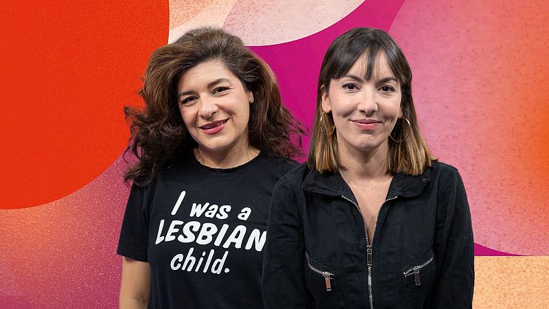 Nerea Pérez de las Heras y Judith Tiral se encuentran juntas en una imagen. Una de ellas lleva una camiseta negra con una frase escrita, mientras que la otra viste una chaqueta oscura. El fondo es una combinación de colores y formas geométricas.