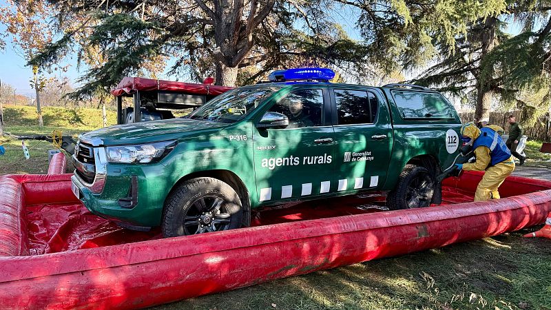 Agents de l'UME desinfecten un vehicle dels Agents Rurals a Torreferrussa (ACN | Albert Segura)