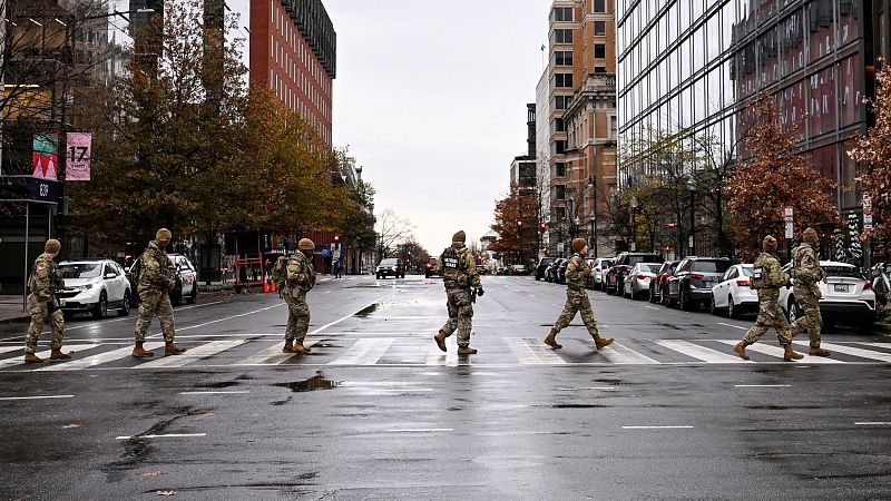 Miembros de la Guardia Nacional cruzan la calle cerca del lugar donde dos miembros de la Guardia Nacional fueron asesinados a tiros en Washington