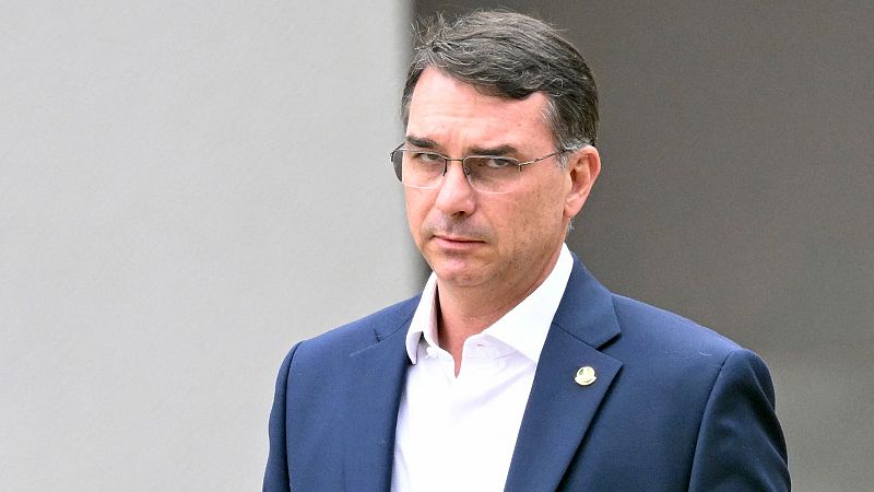 Flávio Bolsonaro, hijo del exmandatario, será candidato a la presidencia de Brasil en 2026