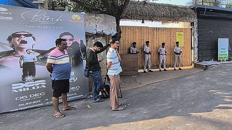 Miembros de la policía hacen guardia en la puerta de la discoteca tras la muerte de 25 personas a causa de un incendio
