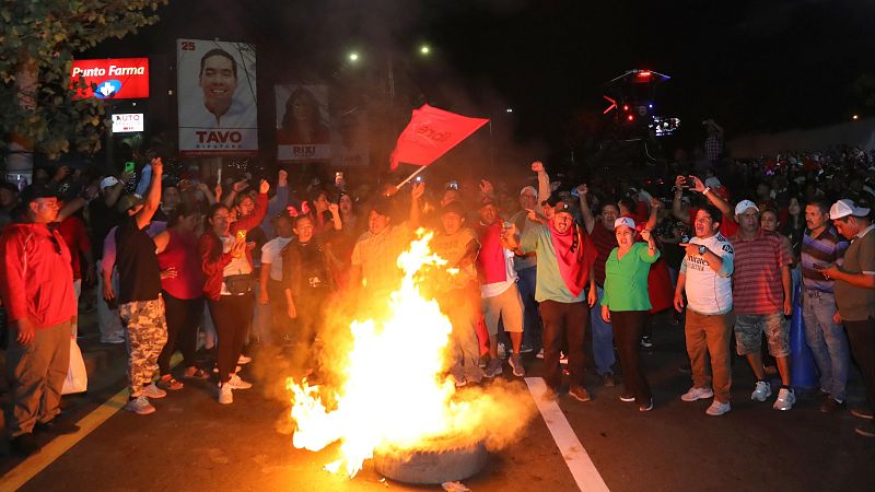 Honduras sigue sin conocer a su presidente electo mientras Castro condena la injerencia de Trump