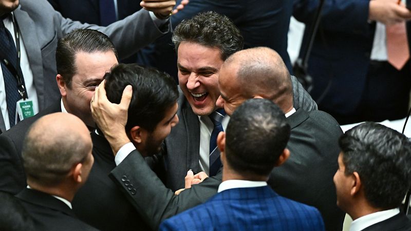 Diputados de la oposición celebran la votación para rebajar la pena a Bolsonaro