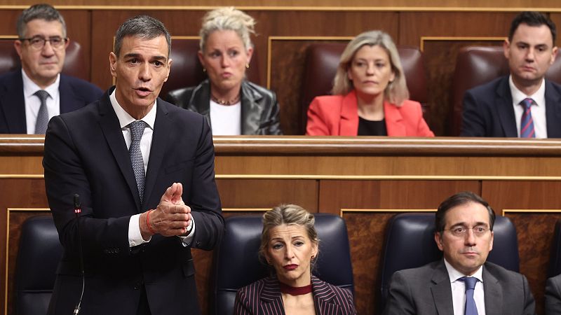 Pedro Sánchez, Presidente del Gobierno, interviene en una sesión de control en el Congreso de los Diputados, gesticulando mientras habla, vestido con traje oscuro y corbata.