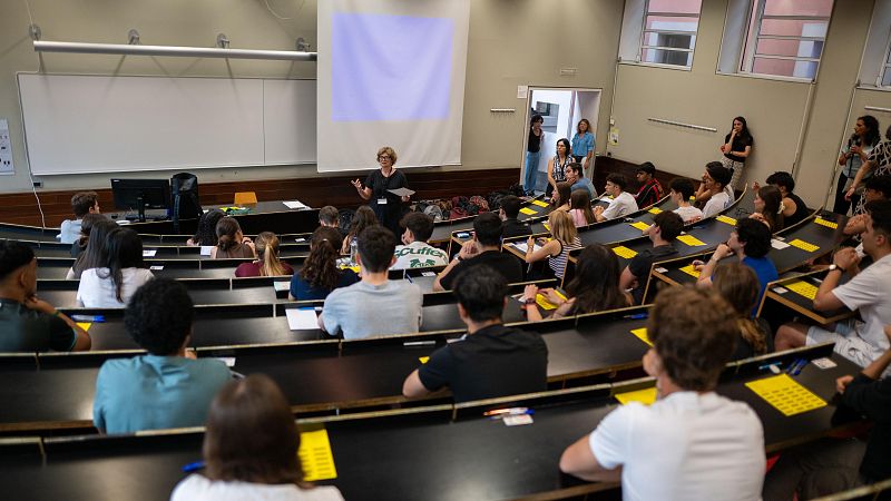 Un grupo de alumnos se presenta a la PAU en una facultad de Barcelona