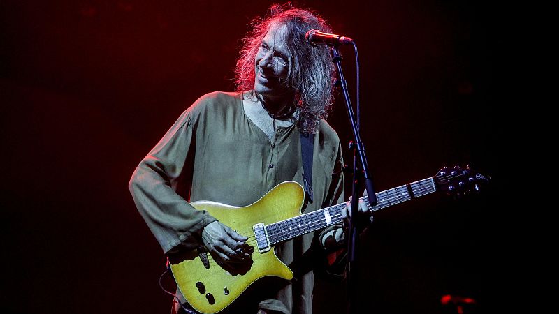 Diego Arroyo, de Veintiuno, rinde homenajea a Robe Iniesta con esta versión de su mítico tema