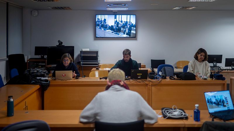 Sala de periodistas para seguir el juicio al expresidente de la generalitat, Jordi Pujol, a través de una pantalla en la Audiencia Nacional