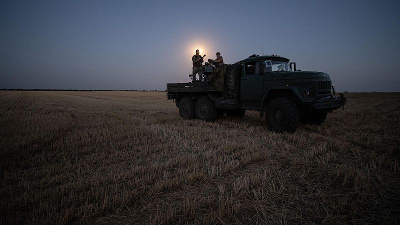 Dos soldados de una brigada de artillería antiaérea del ejército ucraniano rastrean su sector en busca de drones Shahed