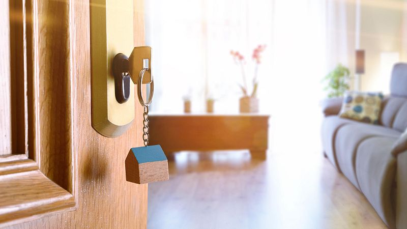 La puerta de un domicilio de alquiler con la llave en la cerradura