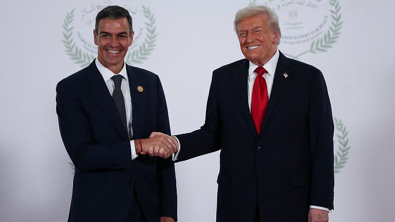 El presidente del Gobierno, Pedro Sánchez, y el presidente estadounidense, Donald Trump, durante la Cumbre de Paz de Egipto de octubre de 2025