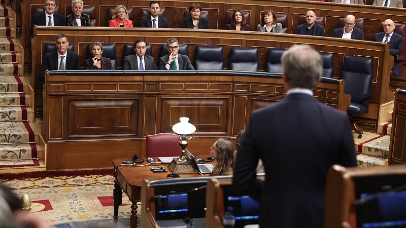 Barómetro CIS diciembre: Alberto Núñez Feijóo y Pedro Sánchez en una sesión de control al Gobierno