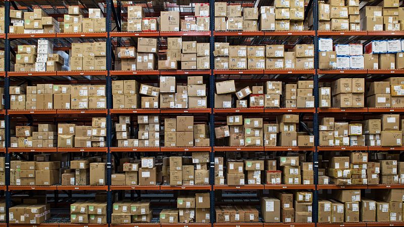 Estantes con pequeños paquetes que esperan para ser entregados GETTY IMAGES.jpg