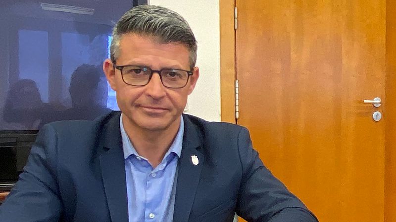 El alcalde de Almussafes dimite de sus cargos en el PSOE tras una denuncia por acoso, pero seguirá como regidor