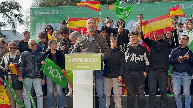 El presidente de Vox, Santiago Abascal, ha clausurado este sábado un acto en Almendralejo (Badajoz) dentro de la campaña electoral extremeña.