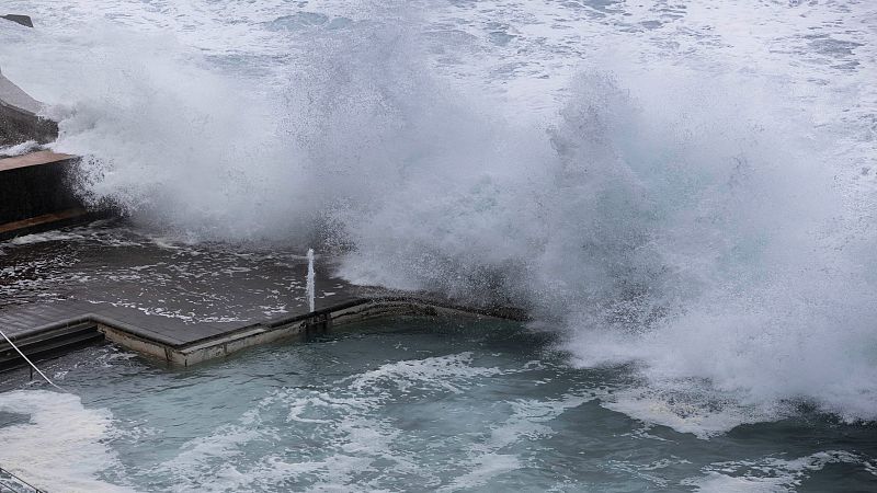 La borrasca Emilia ha complicado este sábado la meteorología en Canarias con fuerte viento, lluvia y fuerte oleaje.