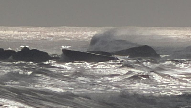 Buscan a tres tripulantes de un pesquero portugués que volcó en la desembocadura del Miño