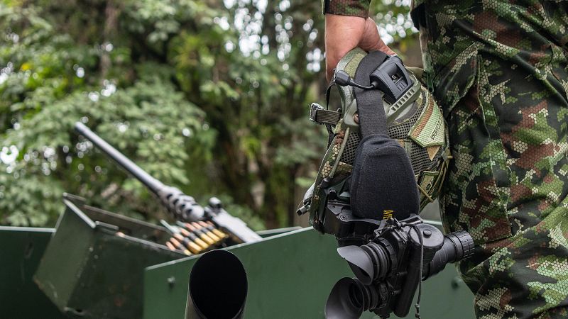 Militar colombiano con armas