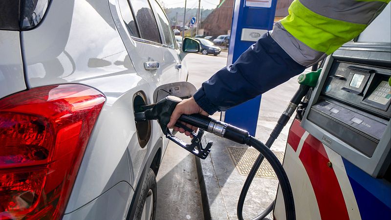 Los carburantes siguen a la baja y se abaratan más de un 1% a las puertas de las vacaciones de Navidad