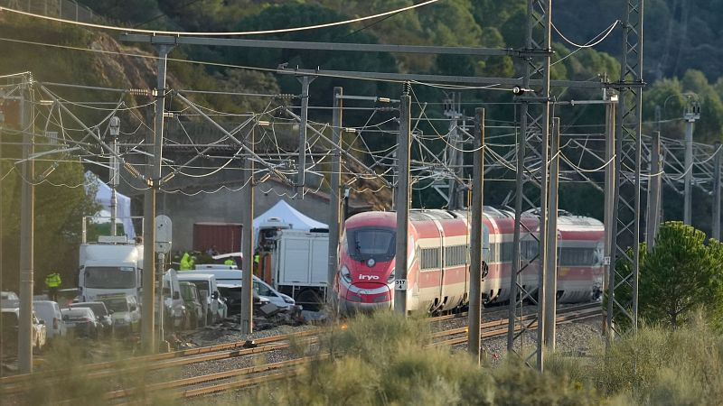Imagen de la zona del accidente ferroviario con los convoyes de trenes siniestrados en Adamuz donde han comenzado los trabajos de recuperación
